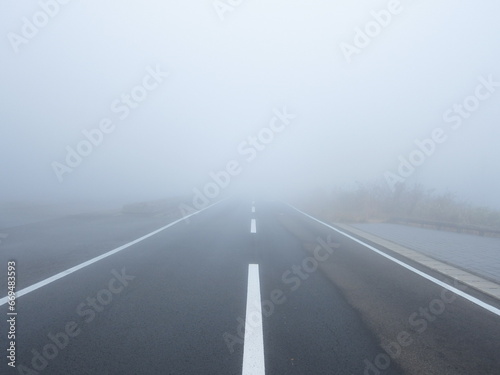 霧に包まれた道 photo
