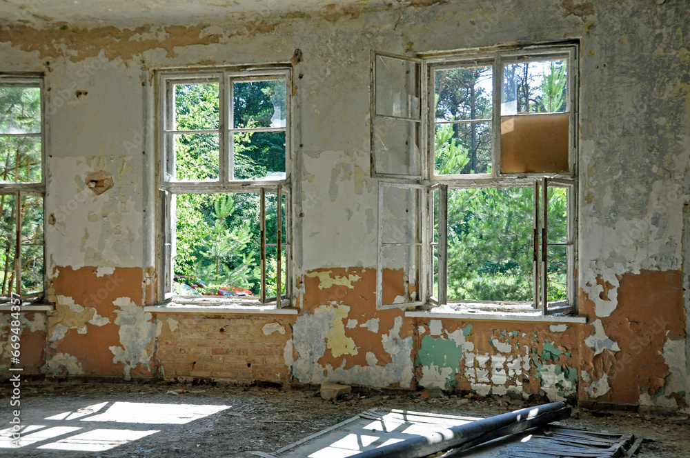 Obraz na płótnie Widok na zielone zarośla przez okna z pomieszczenia zrujnowanego budynku kasyna wojskowego w Bornem - Sulinowie, Polska.   w salonie
