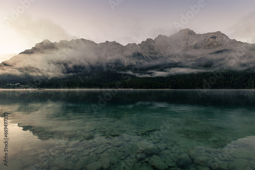 Zugspitze und Eibsee bei Sonnenaufgang © Johanna