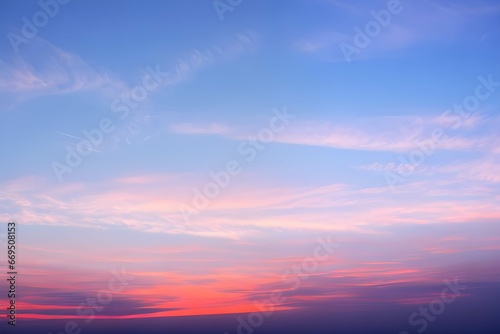 パステルピンクとブルーの空、オレンジとピンクがかった穏やかな夕暮れ、柔らかな色合いの空と優しい雲、サンセットカラーがほんのりと香る穏やかな空