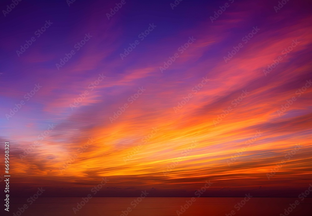 夕暮れ時の海上から見た、オレンジとピンク、紫のグラデーションが美しい空に浮かぶ繊細な雲、そして水平線に沈む太陽の光景