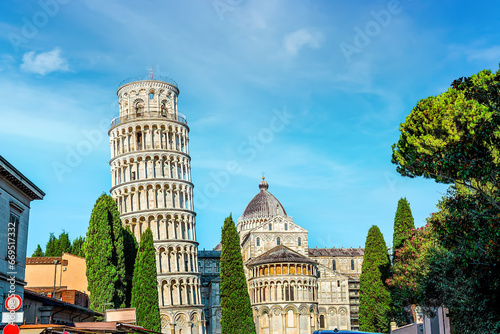 Leaning Tower of Pisa photo