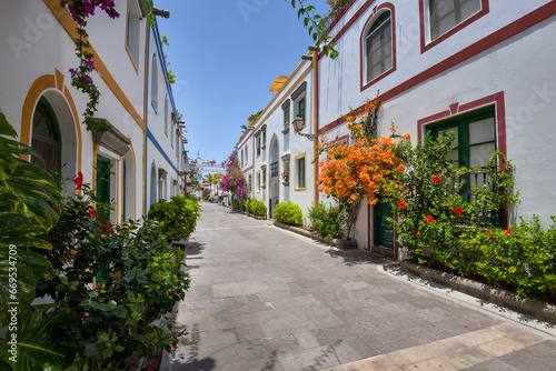 H  user mit Blumen in Puerto de Mogan auf der Insel Gran Canaria