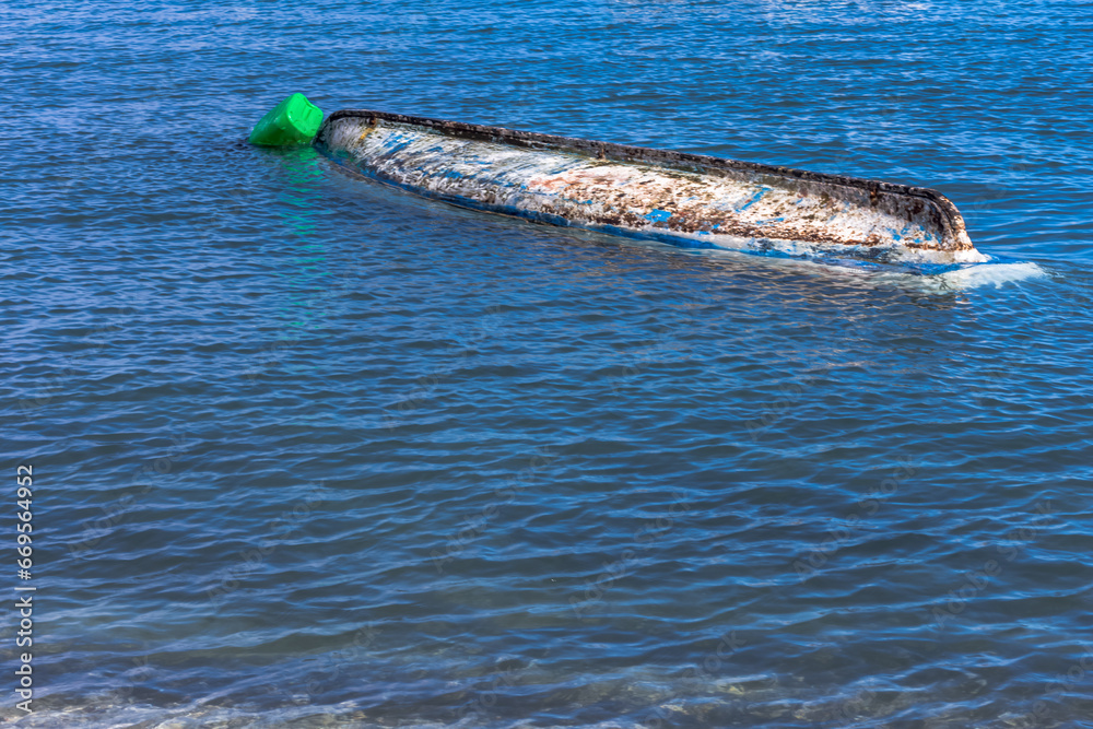 Obraz premium Coque de barque renversée, Bassin Pirogue, etang-Salé, île de la Réunion 