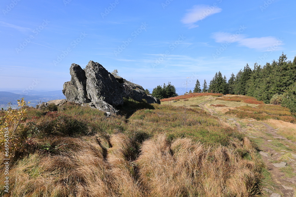 Blick von den Osserwiesen über die Täler und Berge des Bayerischen Waldes Blick von den Osserwiesen über die Täler und Berge des Bayerischen Waldes