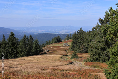 Blick von den Osserwiesen über die Täler und Berge des Bayerischen Waldes