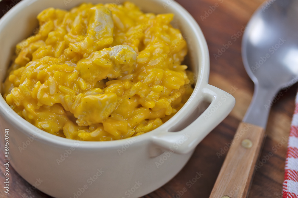 risotto de poulet au potiron, en gros plan risotto de poulet au potiron, en gros plan