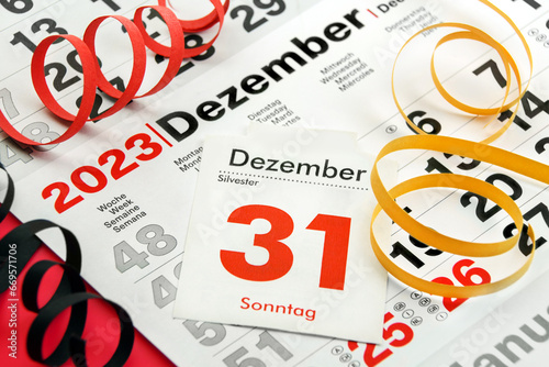Deutscher Kalender Silvester 31. Dezember 2023 mit Dekoration schwarz rot gold Deutschland photo