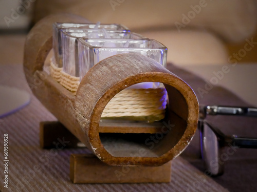 Kerzenständer aus Bambus mit drei Schalen aus Glas mit angelegter Brille