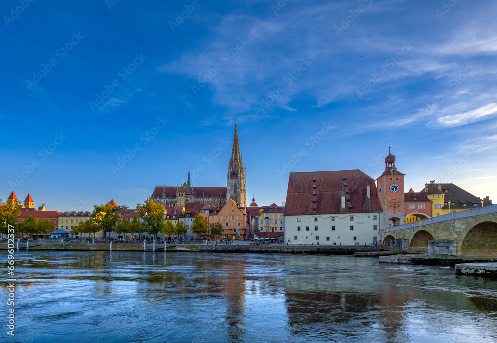 Blick auf Regensburg mit Dom und Steinerne Brücke, Fluss Donau, Oberpfalz, Bayern, Deutschland, Europa