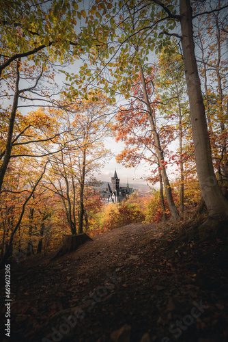 Schloss in Herbstlandschaft 
