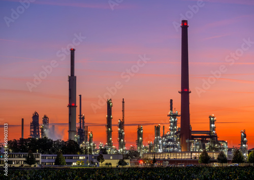 Raffinerie in der Abenddämmerung, Industrieanlage, Ingolstadt, Bayern, Deutschland, Europa photo