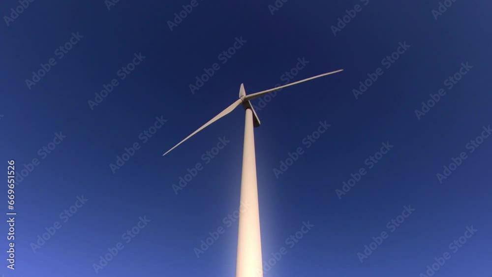 Windkraftanlage dreht sich im Wind vor tiefblauem Himmel, grüner Strom, Turbine, eco, regenerativ, energie, Stromerzeugung Windkraftanlage dreht sich im Wind vor tiefblauem Himmel, grüner Strom, Turbine, eco, regenerativ, energie, Stromerzeugung