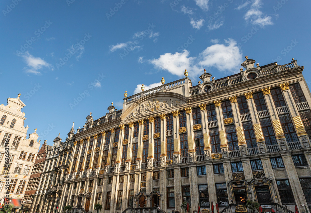 Fototapeta premium Grand Place of Bruxelles in a sunny day