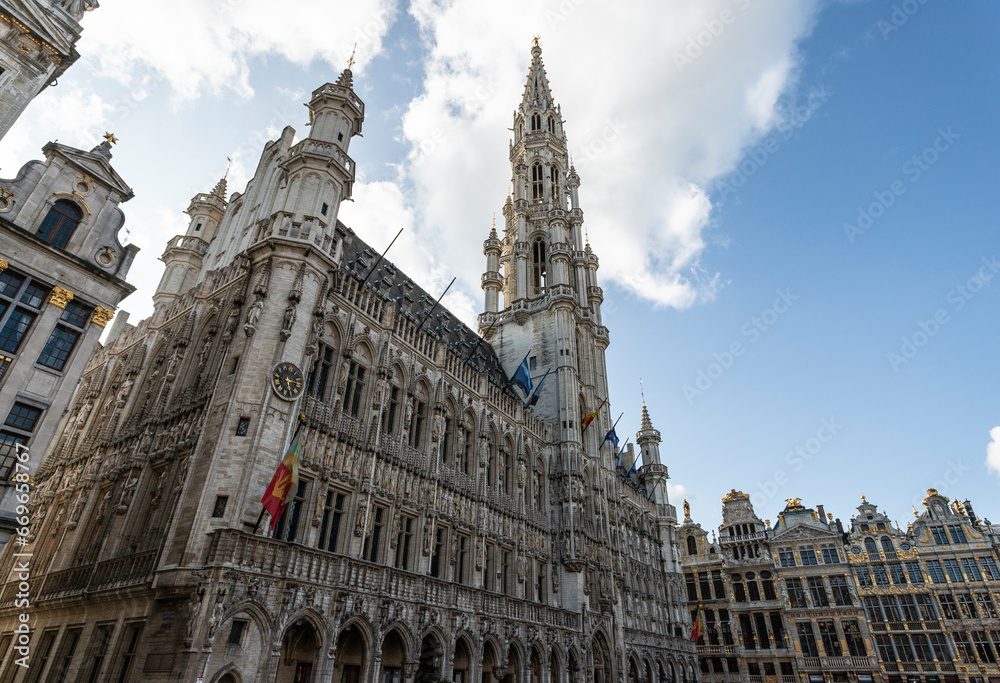 Fototapeta premium Grand Place of Bruxelles in a sunny day