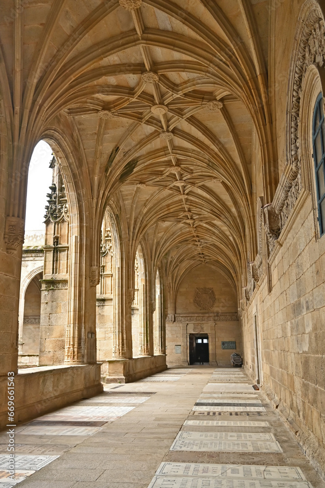 Santiago de Compostela, Galizia, il chiostro della cattedrale - Spagna
