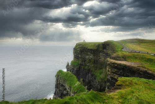 Die stürmischen Cliffs of Moher Ireland mit seinem Leuchtturm.