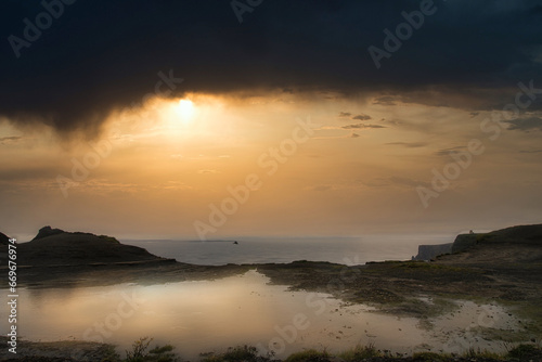 Wasserspiegelung auf den Cliffs of Moher Ireland bei spektakulärer Wolkenstimmung.