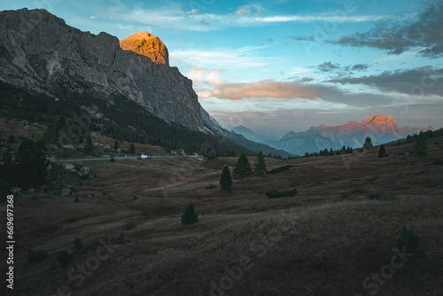 Sonnenuntergang auf den Berggipfeln des Hochgebirges in den Dolomiten photo