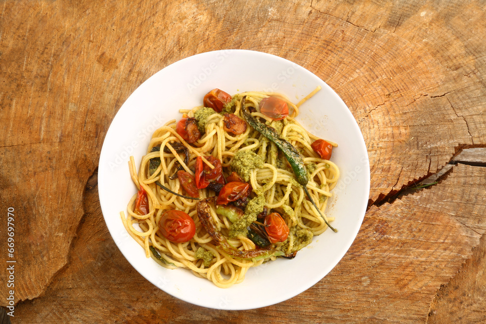 pesto spaguetti with cherry tomatoes and green pepper pesto spaguetti with cherry tomatoes and green pepper