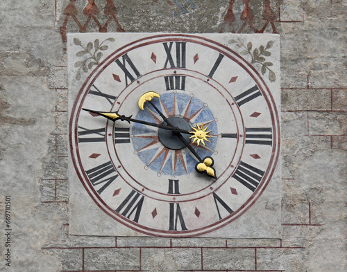 l'orologio del campanile della chiesa di San Giovanni Battista a Vigo di Fassa