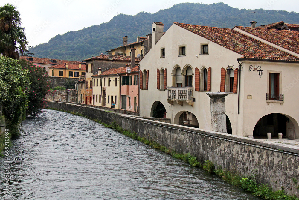 Vittorio Veneto (Treviso); il borgo antico di Serravalle lungo il Fiume Meschio Vittorio Veneto (Treviso); il borgo antico di Serravalle lungo il Fiume Meschio