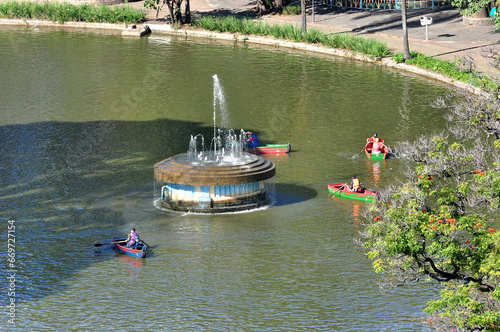 lazer e visita ao parque com lagoa e barcos para passear e venerar o paisagismo e a natureza photo