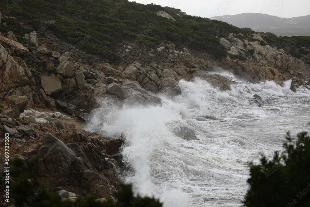 mare sugli scogli