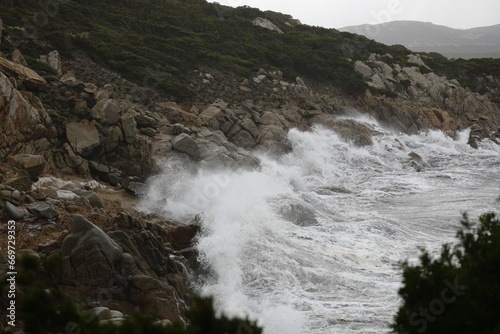 mare sugli scogli