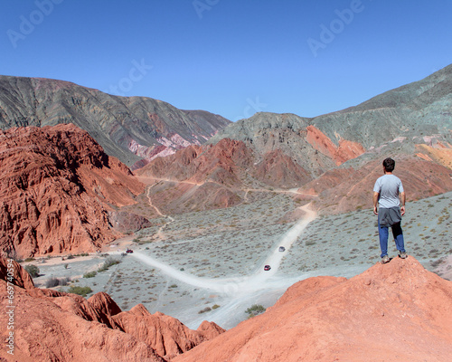 homem no paseo de los colorados em purmamarca, argentina  © carina furlanetto