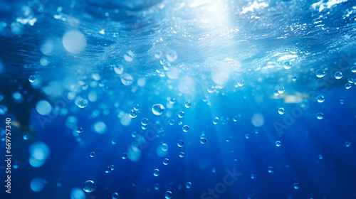 水中に差し込む光と美しい泡の背景 photo