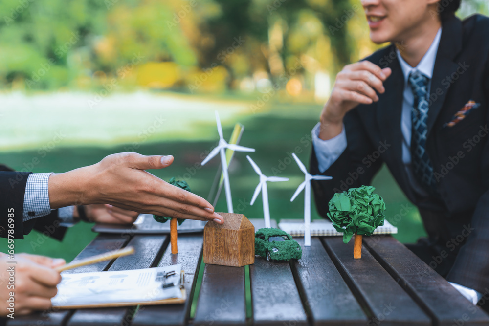Φωτογραφία Group of asian business people presenting environmentally friendly development plan and sustainable technology project for greener future, establishing outdoor eco business office at natural park