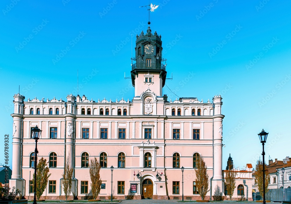 Obraz premium The center of the Market Square in the city of Yaroslav, Poland is decorated with the city hall - a neo-Renaissance building that harmoniously fits into the ensemble of ancient buildings.