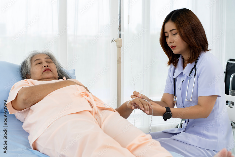 Obraz premium Nurse are verifying the accuracy of giving Saline to patients. Caregiver or nurse and senior concept.