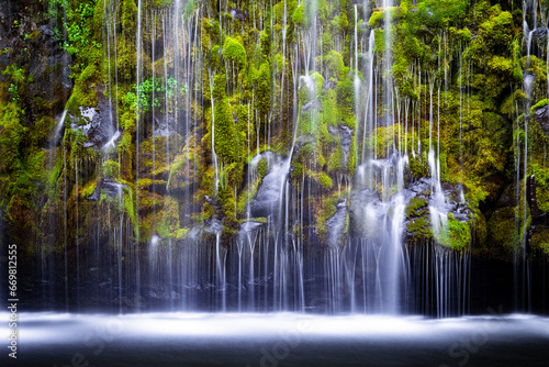 Fototapeta Naklejka Na Ścianę i Meble -  Incredible Green / Mossy Hidden Waterfall in California