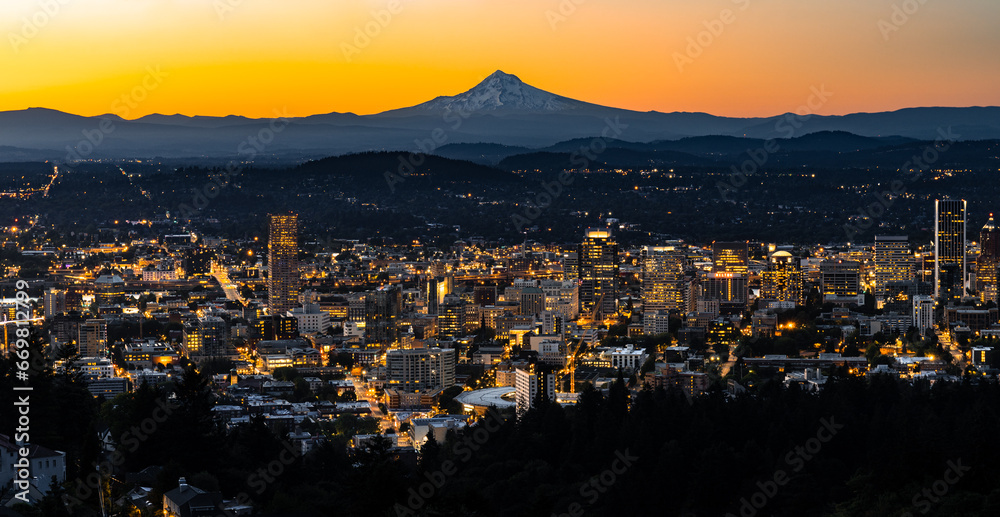 Obraz premium Portland Oregon Skyline / Cityscape under Mount Hood