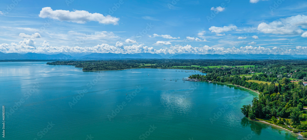 Das Westufer des Starnberger Sees südlich von Tutzing im Fünfseenland