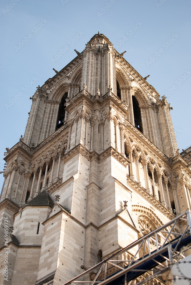 Vista de una de las torres de la facha del símbolo nacional de la Catedral de Notre Dame en  parís, francia, europa