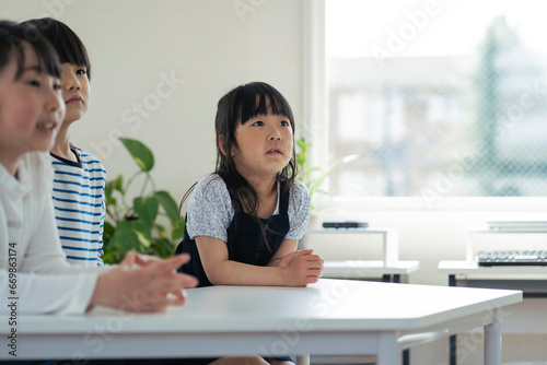 授業を受ける日本人の子供達 photo