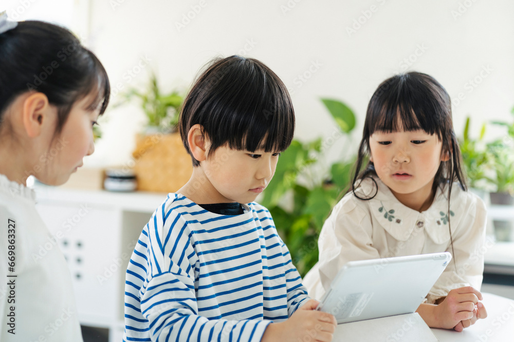タブレットを使って勉強する日本人の子供達