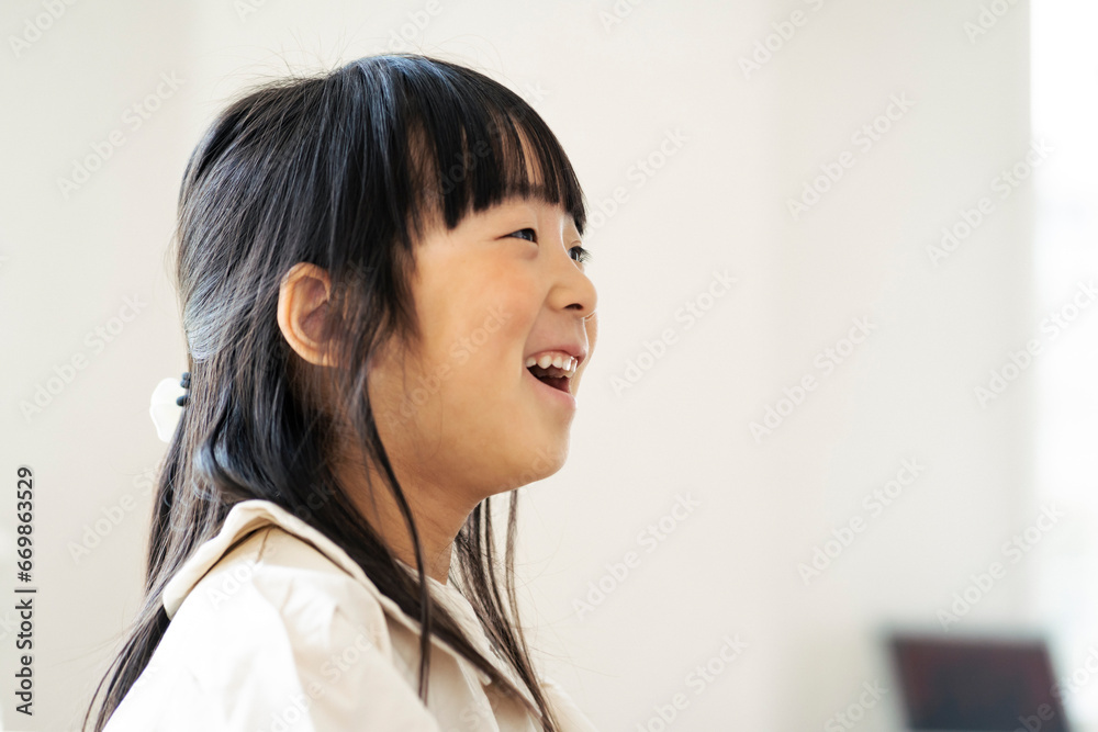 笑顔の日本人の女の子