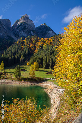 Fototapeta Naklejka Na Ścianę i Meble -  Autumn in the Alps. Hallstatt. Gosausee.