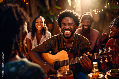 Resultat de traducció.African American man playing guitar at home with his friends