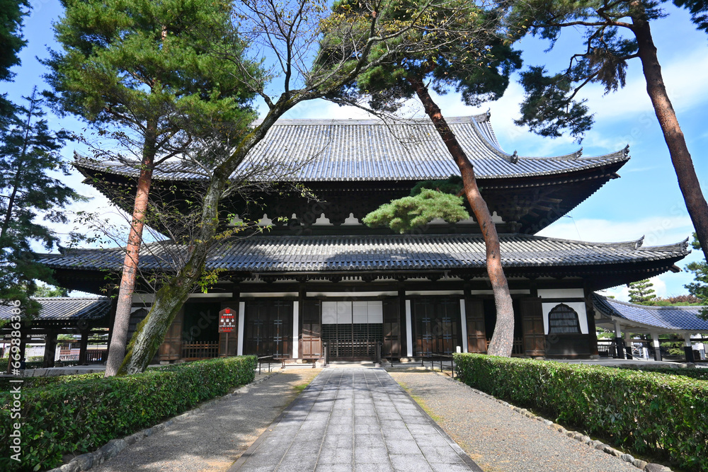 秋晴れに参る京都市相国寺の日本最古の法堂