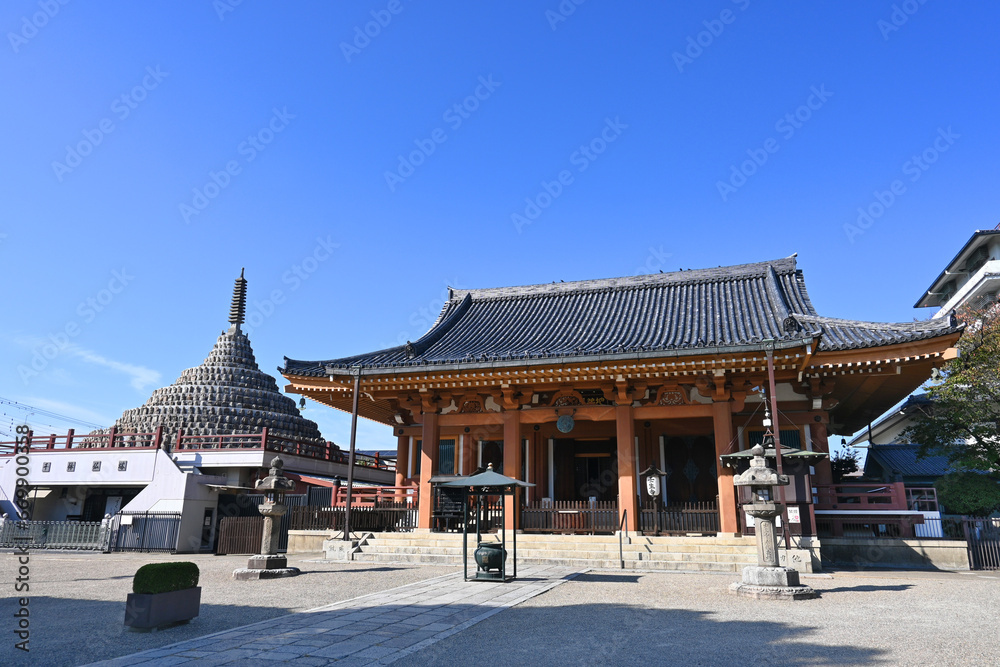 新選組ゆかりの京都市壬生寺本堂と千体仏塔