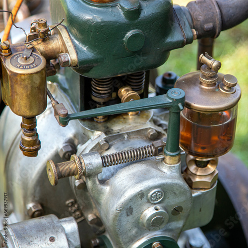 Système de lubrification d'une machine industrielle ancienne avec sa burette extérieure. photo