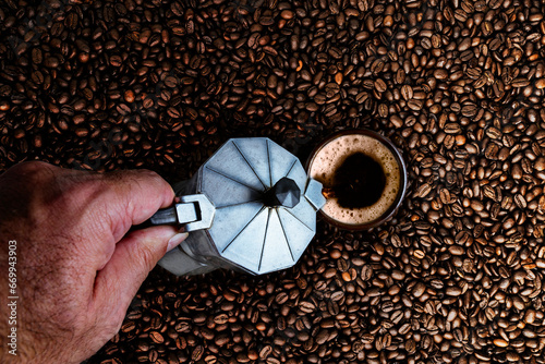 Photos cafetera géiser, taza y granos de café