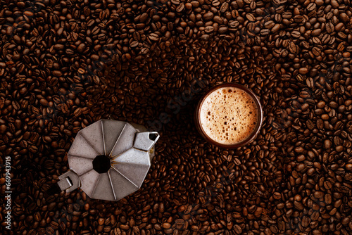 cafetera géiser, taza y granos de café. plano, vista superior. copiar espacio.