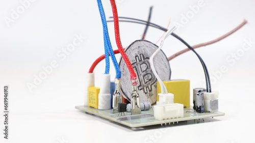 La moneta più famosa della criptovaluta popolare al mondo bitcoin con unità di controllo elettronica su sfondo bianco. photo