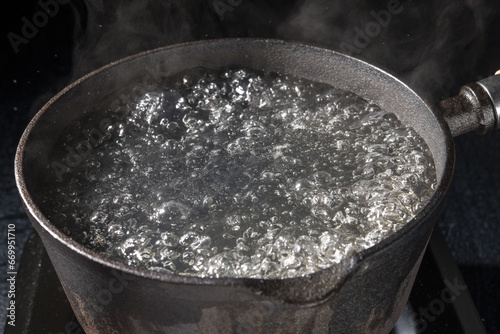 鉄鍋で沸騰したお湯を沸かすシーン photo